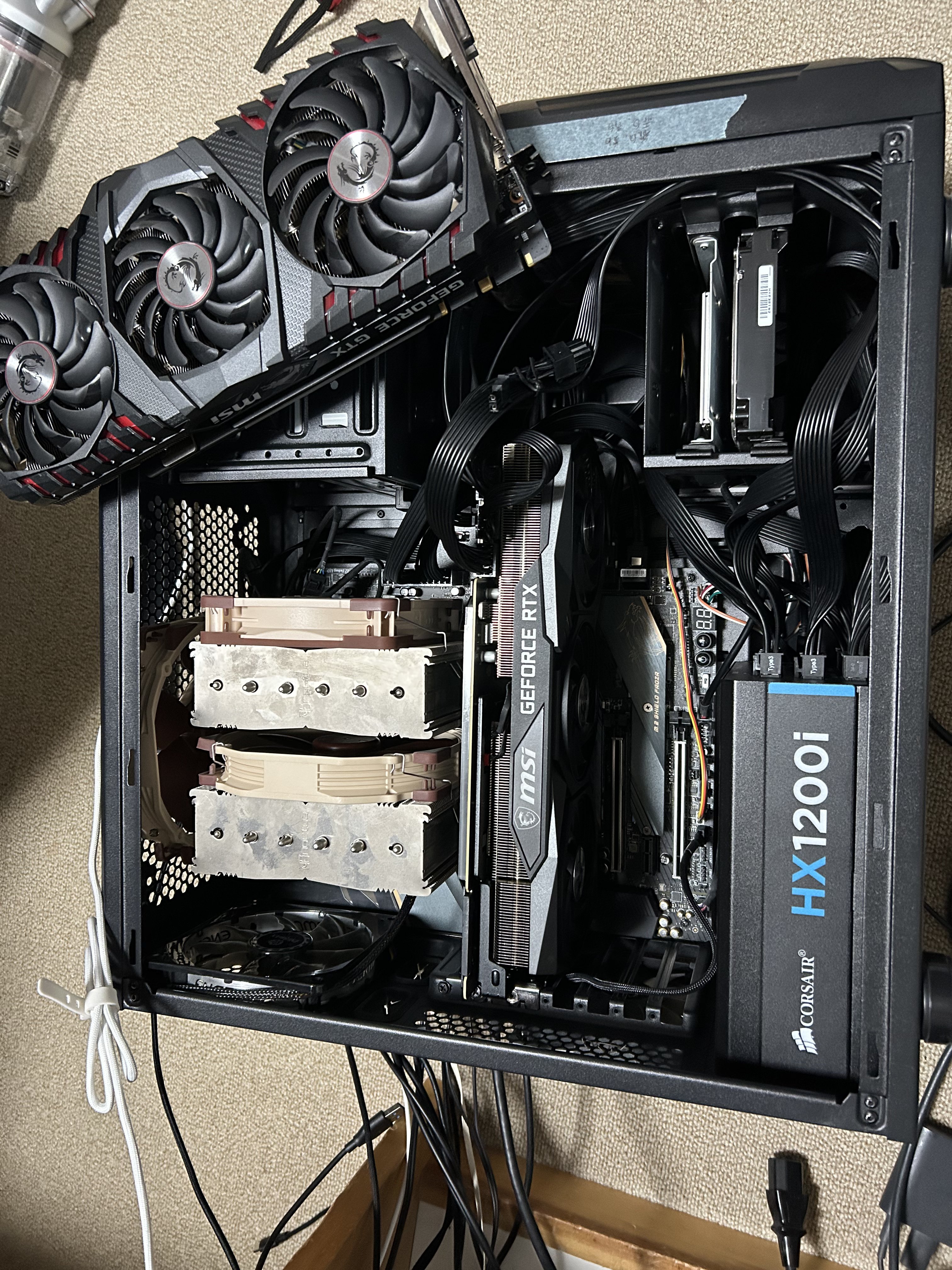 RTX 3090が装着されたマザーボードに、GTX 1080 Tiを増設しようとしている状態